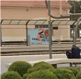 Jets publicitarios en la parada de La Marina del TRAM, junto a la playa del Postiguet en Alicante
